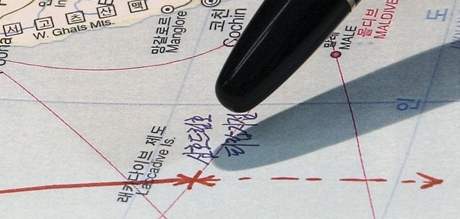 Úedník z jihokorejského ministerstva zahranií ukazuje, kde piráti zajali tanker